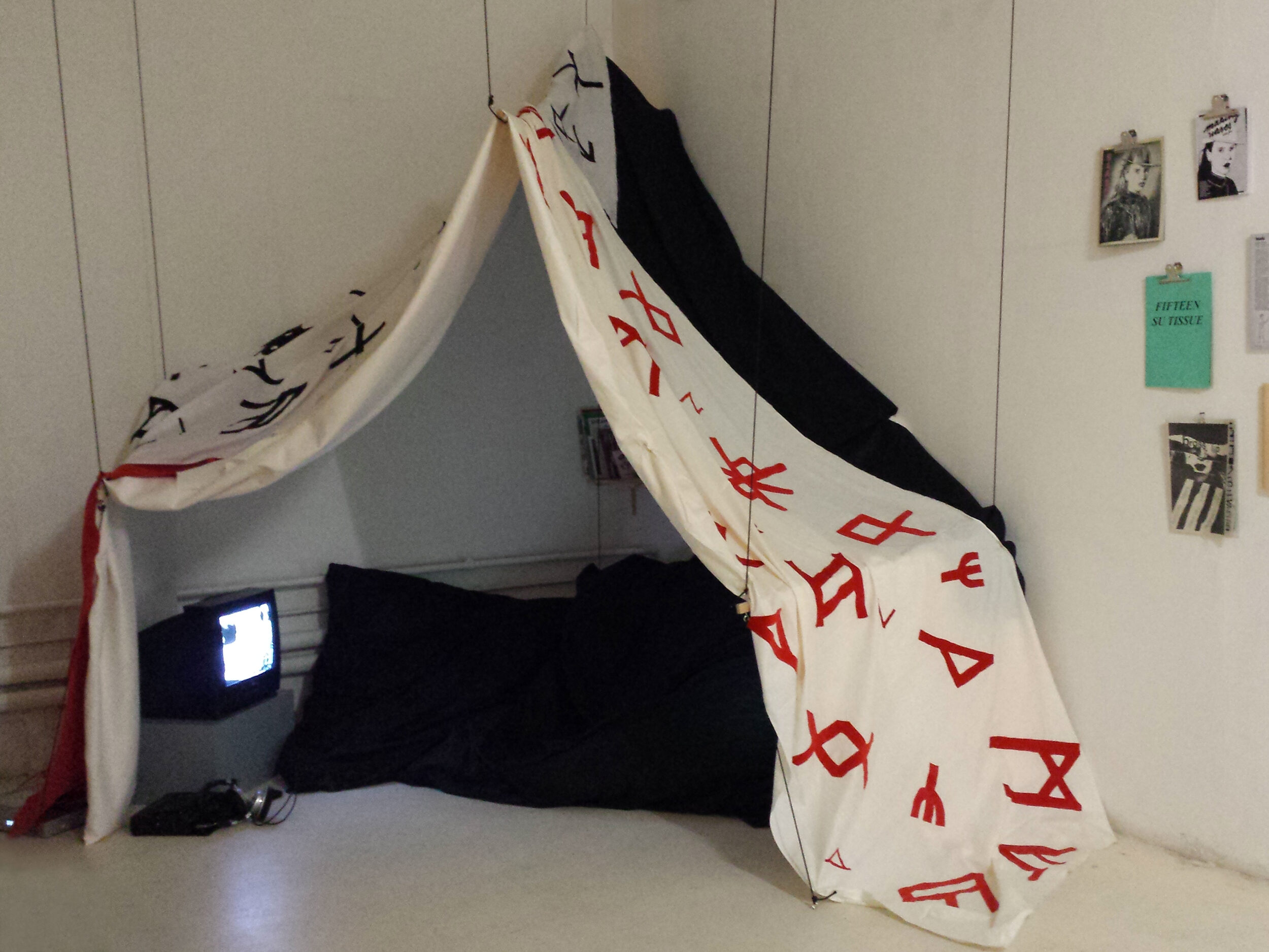 BUILDING A FORT - Pauline Perplexe